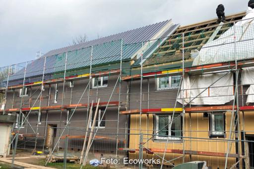 Eingerüstetes Mehrfamilienhaus