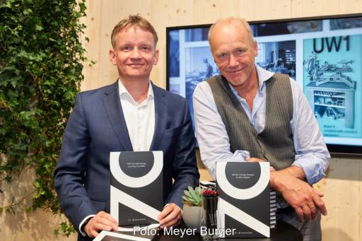 Meyer-Burger CEO Gunter Erfurt und Autor Uli Hauser präsentieren das Buch während der Messe Inersolar.
