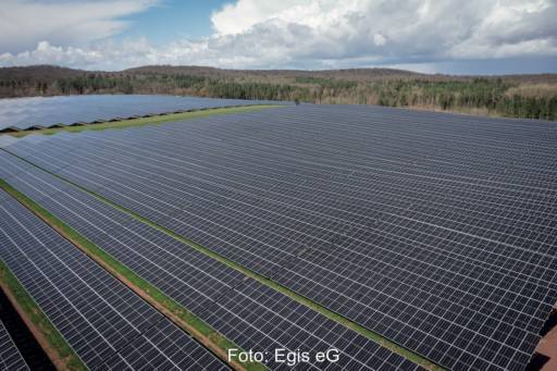 Eine große Photovoltaikanlage von oben