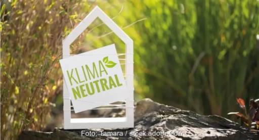 Das Bild zeigt schematische Darstellung eines Hauses mit der Aufschrift „Klimaneutral“ als Symbol für die geplante 65-Prozent-Regelung im Gebäudeenergiegesetz.