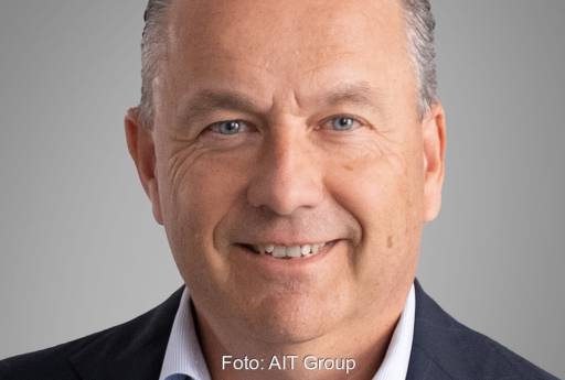 Im Bild ist Sjacco van de Sande, Managing Director AIT-Group. Das Unternehmen zeigt auf der Messe ISH Wärmepumpen für die energetische Sanierung.