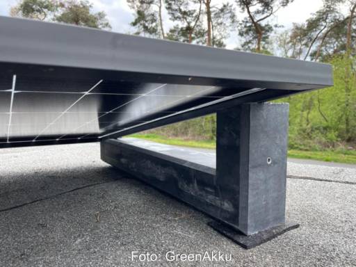 Unterkonstruktion aus Stein, auf der ein PV-Modul liegt.