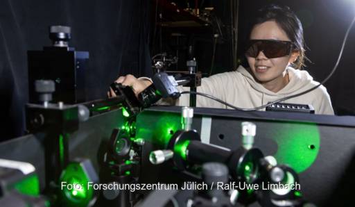 Im Bild Dr. Genghua Yan, die den Mechanismus der Rekombination in Perowskit-Solarzellen mit Photolumineszenz-Messungen aufgeklärt hat.