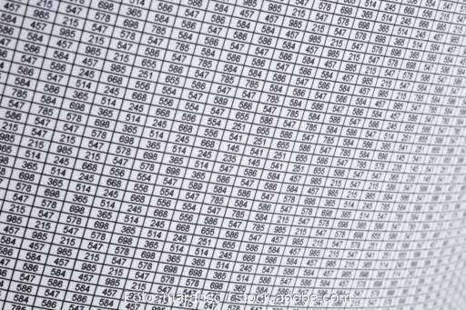 viele Zahlen auf weißem Papier - Symbol für Erneuerbare-Zubau 2023