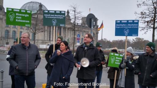 Menschen mit Schildern und Megafon - Demonstration gegen Erlösabschöpfung in der Bioenergie-Branche