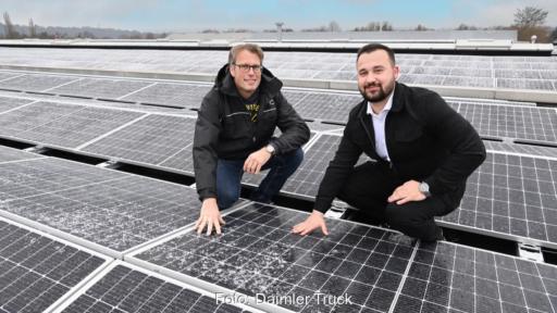 Photovoltaik-Anlage und zwei Männer - bei Daimler Truck in Kassel