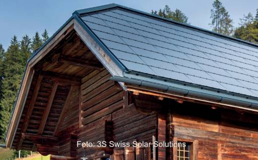 m Bild eine typisch aussehende Schweizer Alpenhütte mit Solardach Tera Slate.