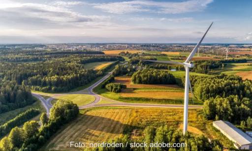 Im Bild eine Windenergieanlage. Das Bürgerenergiegesetz in NRW beteiligt Bürger:innen an Erträgen aus Windenergie-Projekten.