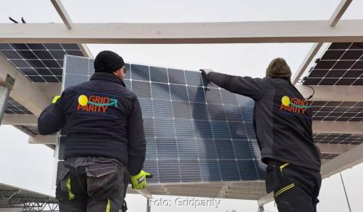 Im Bild zwei Gridparity-Monteure, die Photovoltaik-Carports und Solarterrassen des Unternehmens installieren.