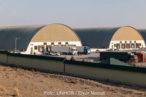 Logistikhallen mit LKWs in Usbekistan.