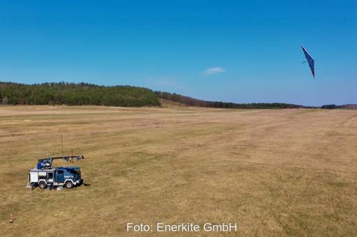 Wiese mit LKW mit Seilwinde und Drachen vor blauem Himmel: der 30-kW-Demonstrator der Flugwindkraftanlagen von EnerKite.