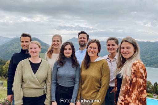 Gruppenbild mit sechs Frauen und zwei Männern auf Hügel vor einem Flusstal - das neue Team von Landwärme für die CO2-Vermarktung.
