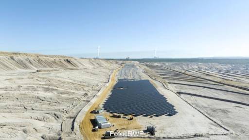 Photovoltaik-Anlagen in Braunkohle-Grube von RWE - Solarpark in Tagebau-Braunkohle
