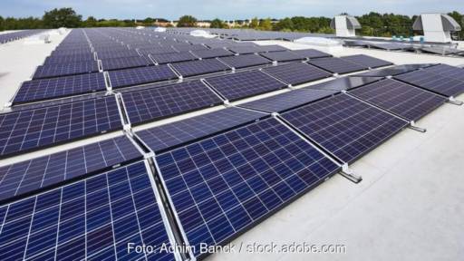 Zu sehen ist eine Photovoltaik-Anlage. Die Petition Bayerische Solarinitiative fordert den Photovoltaik-Ausbau auf Gebäuden des Freistaates Bayern.