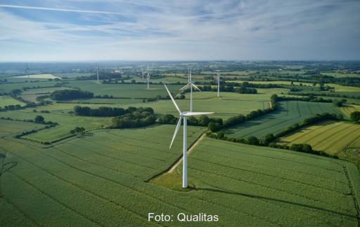 Luftaufnahme Windpark im grünen Flachland.