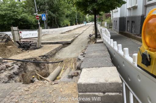 In einer Straße werden Wärmleitungen verlegt. Hier ist die Öffnung der Straße teils schon wieder verfüllt worden.