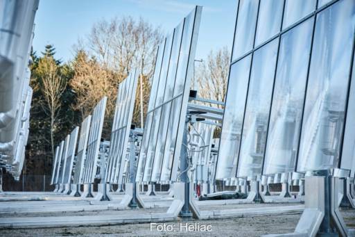 Ein Feld mit senkrecht stehenden Spiegeln zur Konzentration von Sonnenlicht.