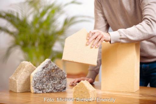 Aus Dämmstoffen ausgeschnittene Häuser auf Tisch - Förderung von Wärmewende über Enercity-Fonds 2024
