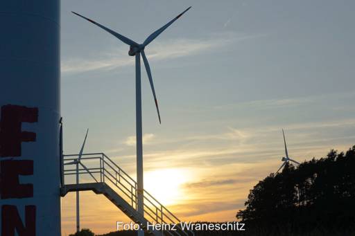 Windenergieanlage im Windpark Laubendorf vor Sonnenuntergang