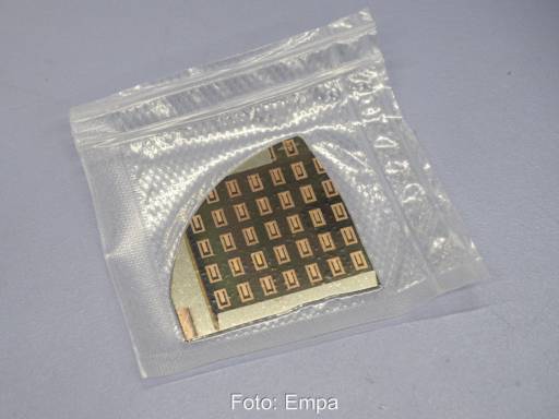 Eine Batterie-Zelle im Labormaßstab in einer plastikhülle