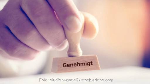 Im Bild eine Hand mit Stempel „genehmigt“ als Symbol für das Förderprogramm Klimaschutzverträge.