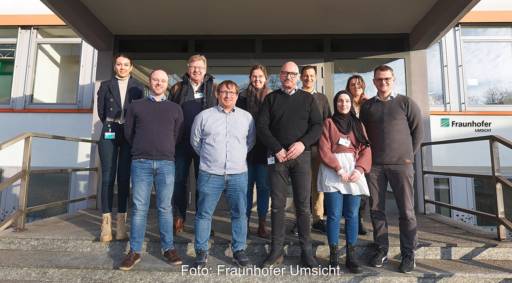Im Bild eine Menschenmenge beim Kick-off für das Projekt BEFuel, Die Forscher:innen wollen E-Treibstoffe aus Abgasen und Abwässern gewinnen.