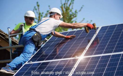 Im Bild die Montage einer Solaranlage. Die Checkliste für Photovoltaik-Angebote der Verbraucherzentrale NRW soll Verbraucher:innen bei der Auswahl des Handwerkbetriebs helfen.