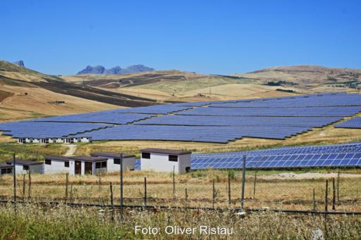 PV-Kraftwerk in hügeliger trockener Landschaft