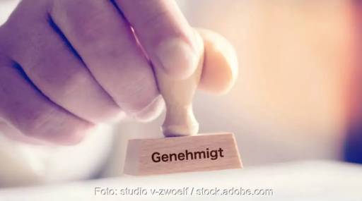 Im Bild ein Stempel mit der Aufschrift genehmigt als Symbol für die Förderung für Photovoltaik-Anlagen in der EU.