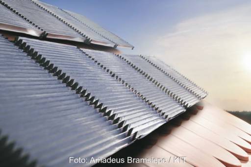 Gewellten Fotoreaktoren auf einem Dach.