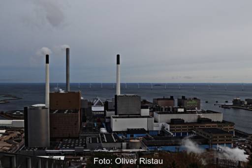 Müllkraftwerk von Kopenhagen-Amager mit rauchenden Abgasschloten am Meer.