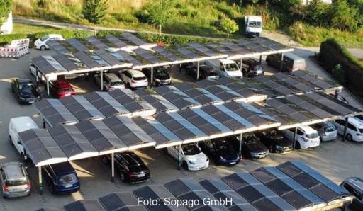 Im Bild eine Parkplatz-Photovoltaik Anlage, für die es in NRW Förderung gibt.