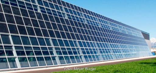 Fabrikfassade mit Photovoltaik-Modulen