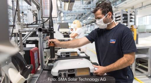 Zu sehen ist ein Arbeiter in der Fertigung von SMA, das Unternehmen hat ein erfolgreiches Geschäftsjahr 2022 verkündet.