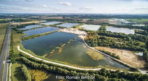 Im Bild die Seen der ehemaligen Kiesgruben in Frankreich, auf denen die Größte schwimmende Solaranlage in Europa entstehen soll.