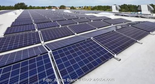 Im Bild eine Photovoltaik-Dachanlage, PV-Only-Modelle scheitern oft an den Netzbetreibern.