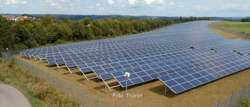 Im Bild ein Photovoltaik-Solarpark von Trianel als Symbol für die Aktivitäten des Unternehmens im Bereich Solare Hybridkraftwerke.