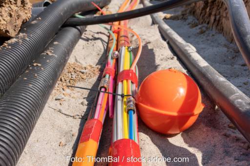 Ein Erschließungskanal mit verschiedenen Leitungen.