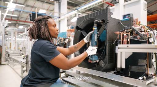 Im Bild eine Arbeiterin, die in der Wärmepumpen-Fertigung von Bosch in Portugal an einer Wärmepumpe schraubt.