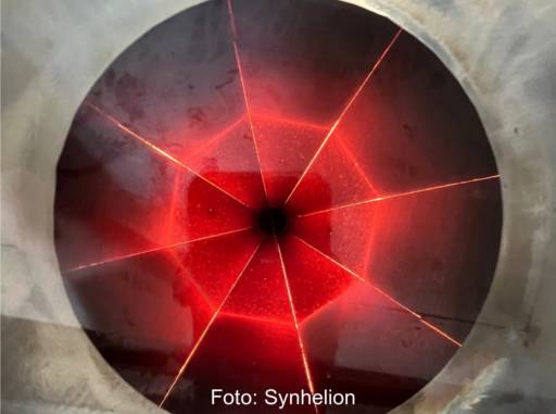 Nahaufnahme eines rot glühenden Receivers von Synhelion.