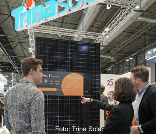 Messegäste betrachten das schwarze Solarmodul Vertex S+ von Trina