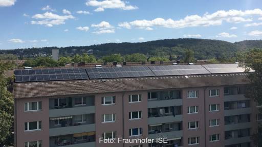 Im Bild die Photovoltaik-Anlage in Karlsruhe-Durlach, die sich gut mit Wärmepumpen im Geschosswohnungsbau kombinieren lässt.