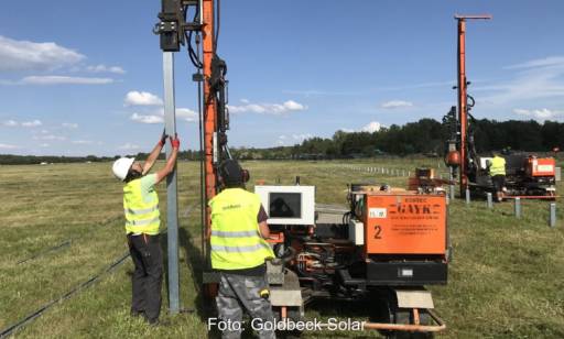 Im Bild die Rammarbeiten für das Photovoltaik-Großprojekt mit Batteriespeicher in Lärz/Rechlin.