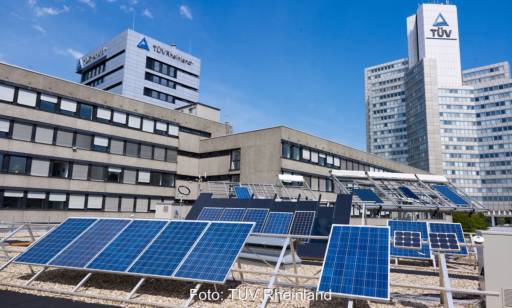 In Bild sind PV-Module auf dem Dach des Gebäudes vom TÜV Rheinland, der Aus- und Weiterbildung in der PV-Branche anbietet.