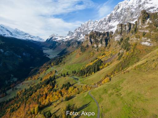 Steiler Berghang mit Gras und felsigen Gipfeln im Sonnenlicht - ein Platz für alpine PV