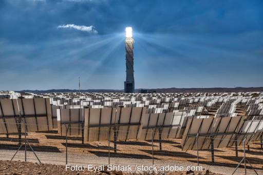 Konzentrierte Solarenergie in einem Solarturm-Kraftwerk.