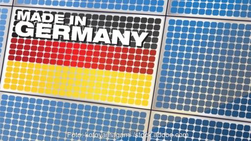 Photovoltaik-Module mit deutscher Flagge.