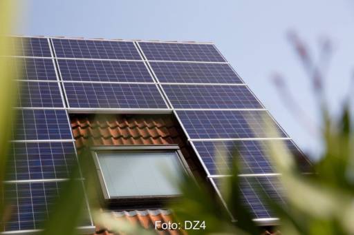 PV-Anlage auf Schrägdach eines Privathauses.