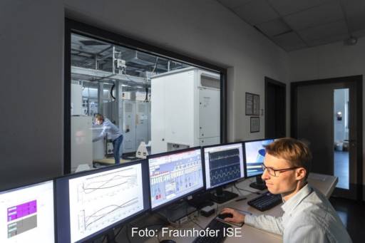 Forscher sitzt vor Monitoren im Laborumfeld.