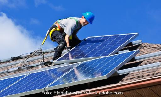 Die Branchenverbände der Dachdecker und der Elektrotechniker wollen zukünftig die Kompetenzen ihrer Mitglieder in Bereich der Photovoltaik gemeinsam ausbauen.